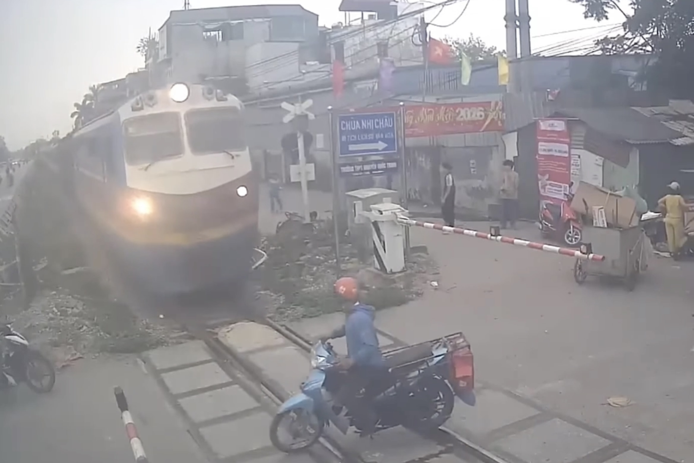 Khoanh khac xe may vut qua duong ray hinh anh