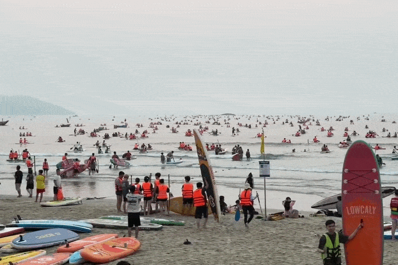 Canh bien Da Nang dong nghit du khach cheo SUP gay ban tan hinh anh