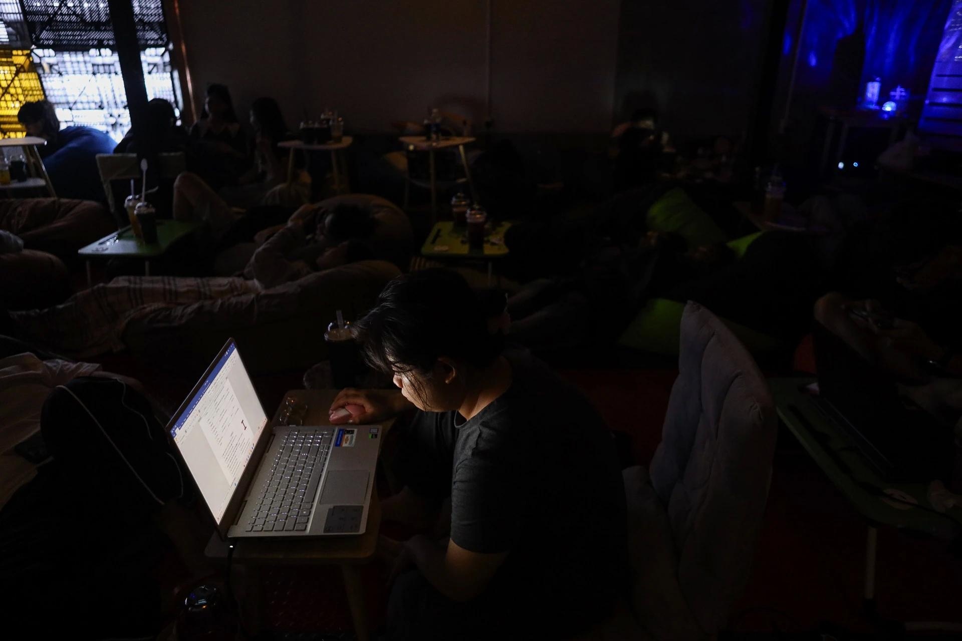 Thua lo, dong cua quan ca phe vi khach mua ly nuoc, ngoi 12 tieng hinh anh