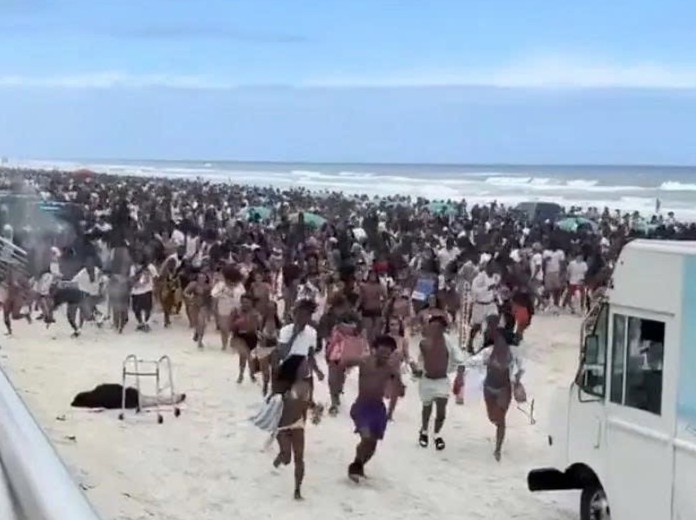 Canh khac la o bai bien tung bi sinh vien My pha nat trong tiec tung hinh anh