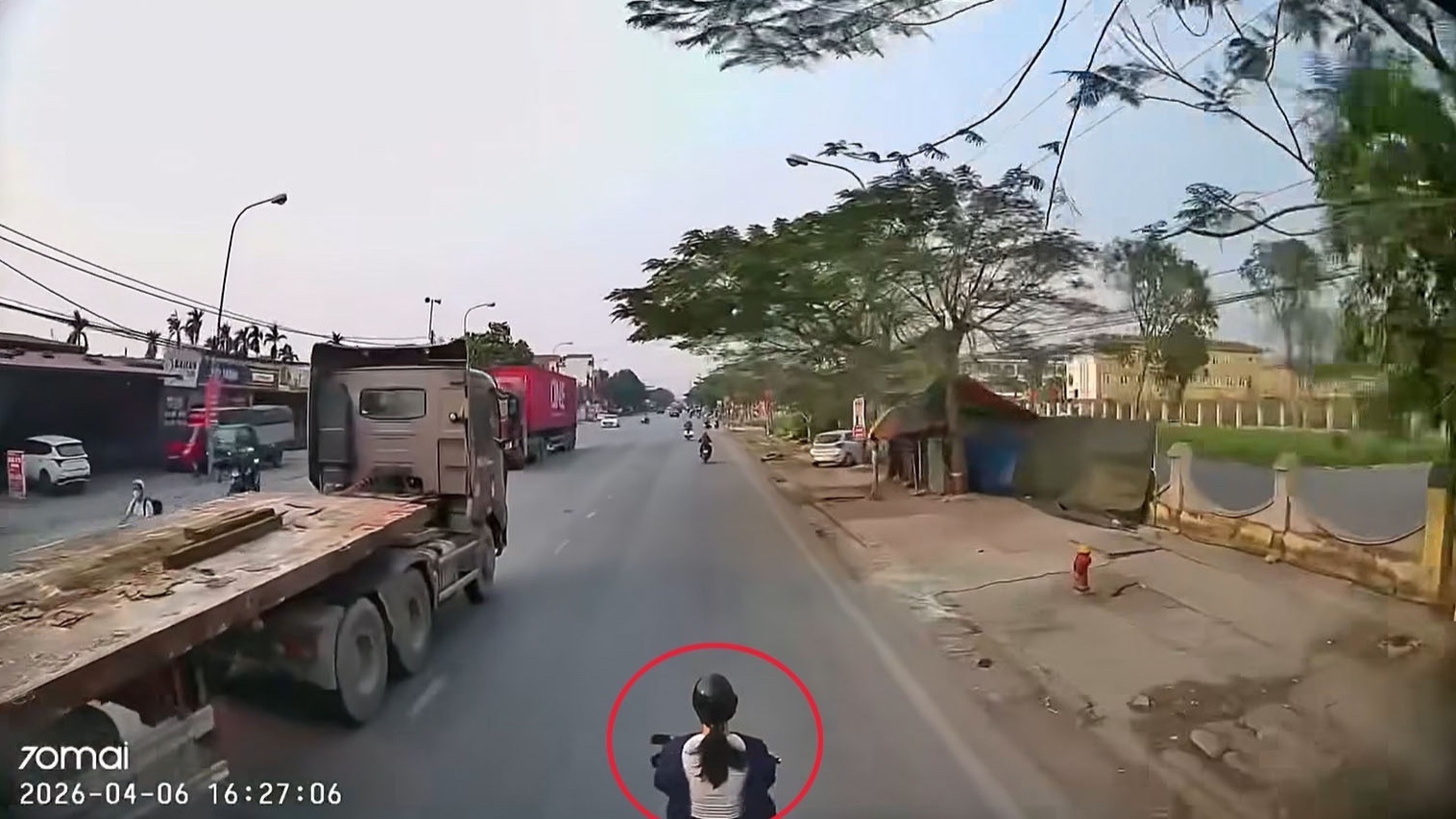 Co gai thoat chet than ky sau khi bi xe container keo le hang tram met hinh anh