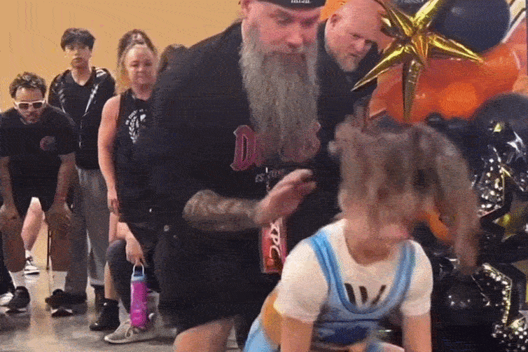 Be gai 9 tuoi nang ta 82 kg gay soc hinh anh