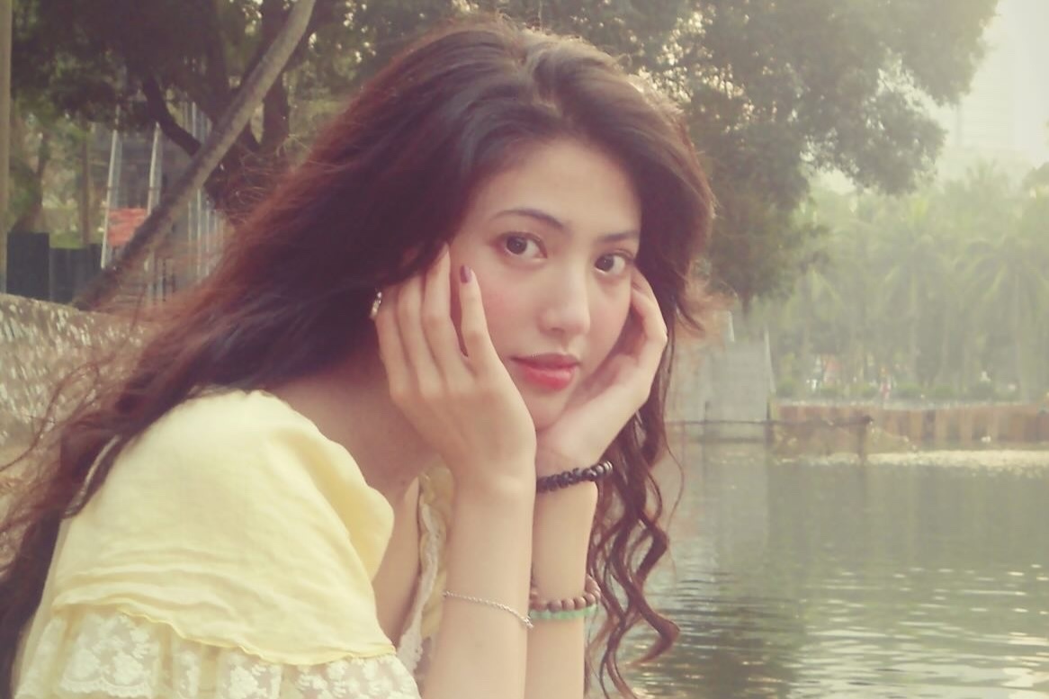 Danh tinh co gai gay sot voi bo anh chup voi o cong vien hinh anh