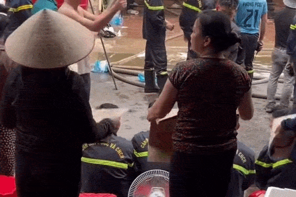 Hinh anh dan quat mat cho linh cuu hoa ngay sau dam chay gay sot hinh anh