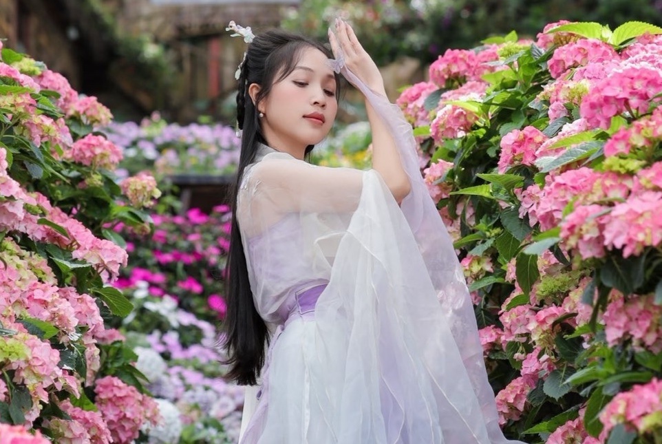 Clip 'Co Long' Da Lat bi khach quat thang mat vi khong ra tiep hinh anh