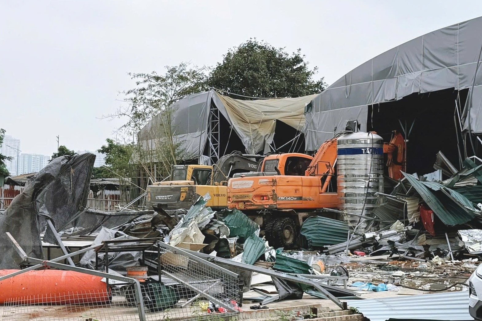 Chu cum 22 san pickleball lon nhat Ha Noi vua bi thao do len tieng hinh anh