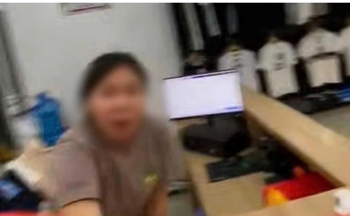 Xac minh vu nhan vien shop thoi trang nem giay vao mat khach Tay hinh anh