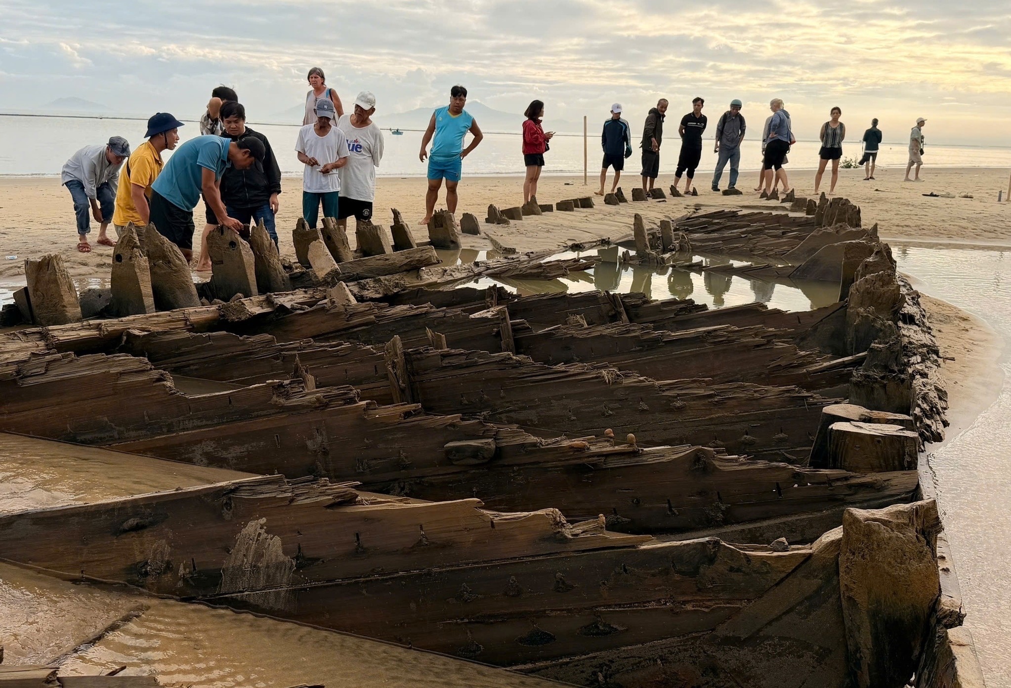 Xac tau co xuong cap sau 5 thang troi len o bien Hoi An hinh anh