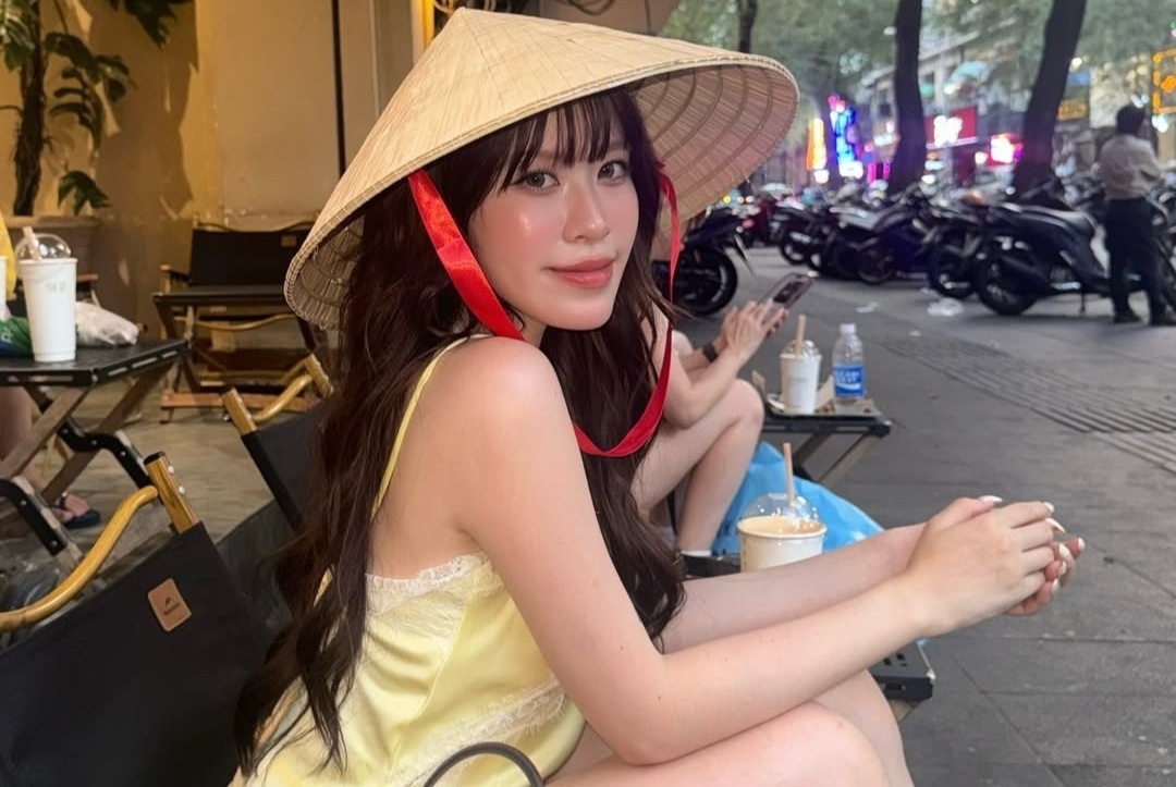 'Nu than truot bang' Malaysia doi non la, uong ca phe o TP.HCM hinh anh