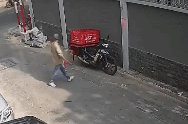 Shipper bi trom xe cung gio hang giua ban ngay o TP.HCM hinh anh