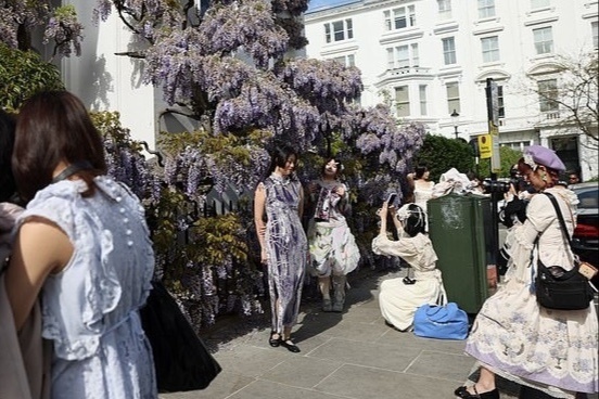 Trieu phu khu biet thu Anh 'khoc thet' vi TikToker hinh anh