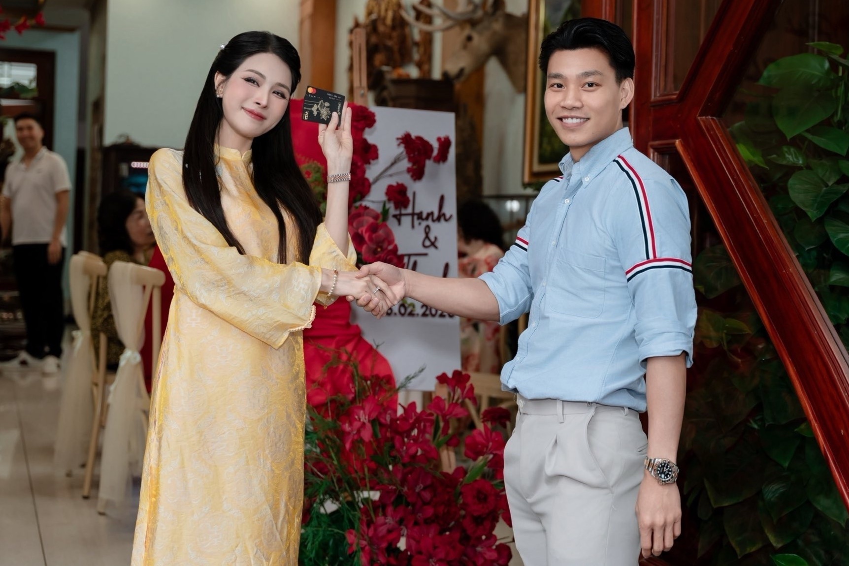 Van Thanh trao the den cho 'chi dep' gymer o le dam ngo hinh anh