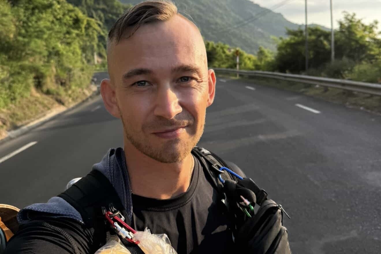 Du khach Nga vat banh mi truoc balo, di bo tu Nha Trang ra Ha Noi hinh anh