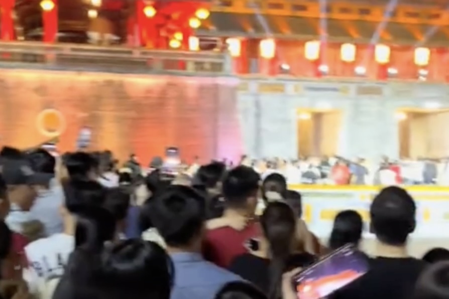 Clip dong nguoi do ve Dai Noi Hue dip nghi le gay sot hinh anh