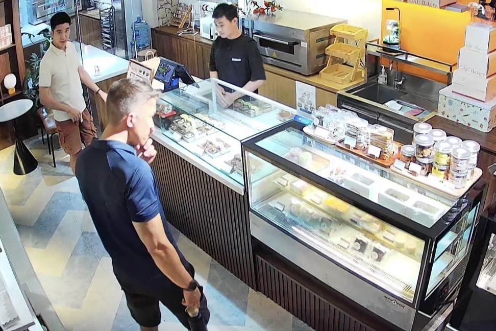 Chu tiem banh TP.HCM nhan bat ngo khi cho khach Tay mua chiu hinh anh