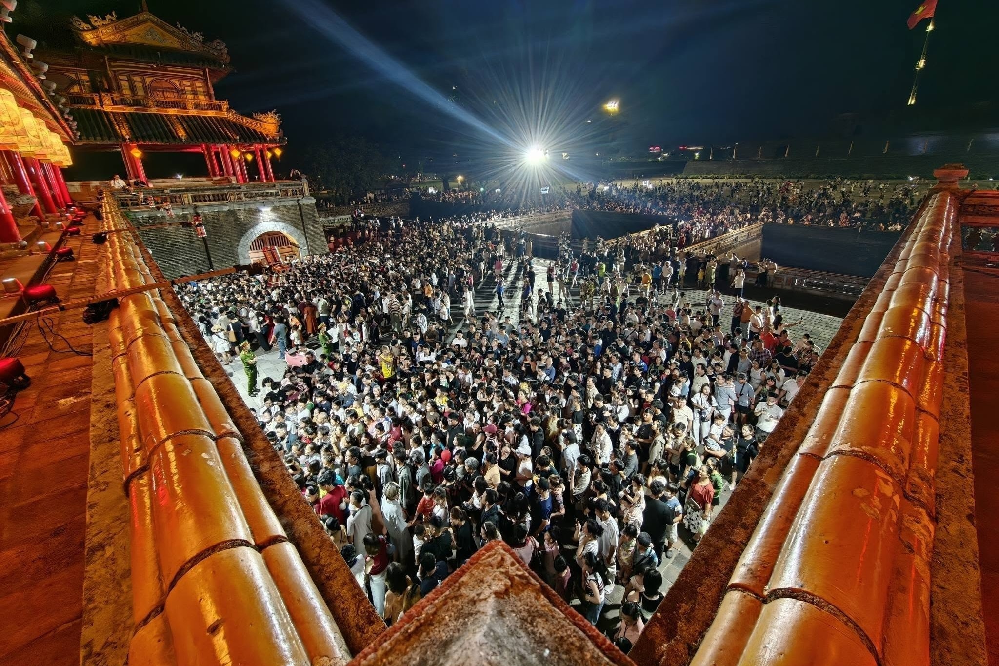 Canh dong nghit o noi 'mot nua Viet Nam gap nhau tai Hue' hinh anh