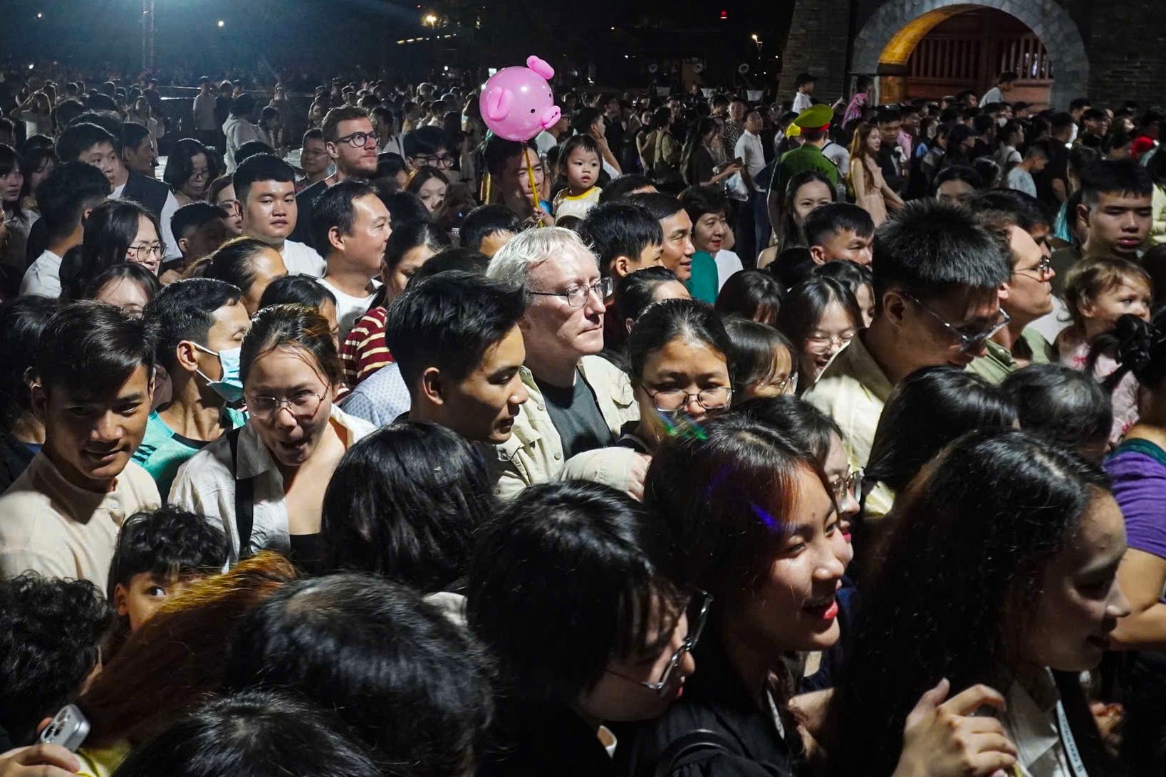 Canh ben trong noi 'mot nua Viet Nam dang o Hue' hinh anh