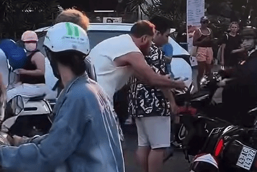 Cong an vao cuoc vu khach Tay dam tai xe cong nghe o Da Nang hinh anh