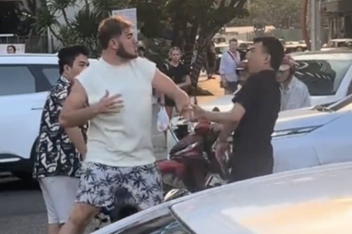 Khach Tay dam tai xe Da Nang sau va cham giao thong hinh anh