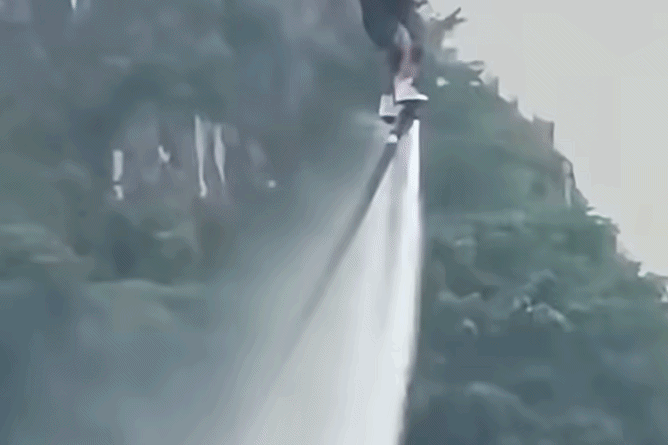 Nhan chung ke phut lao xuong cuu VDV flyboard chim nghim duoi ho hinh anh