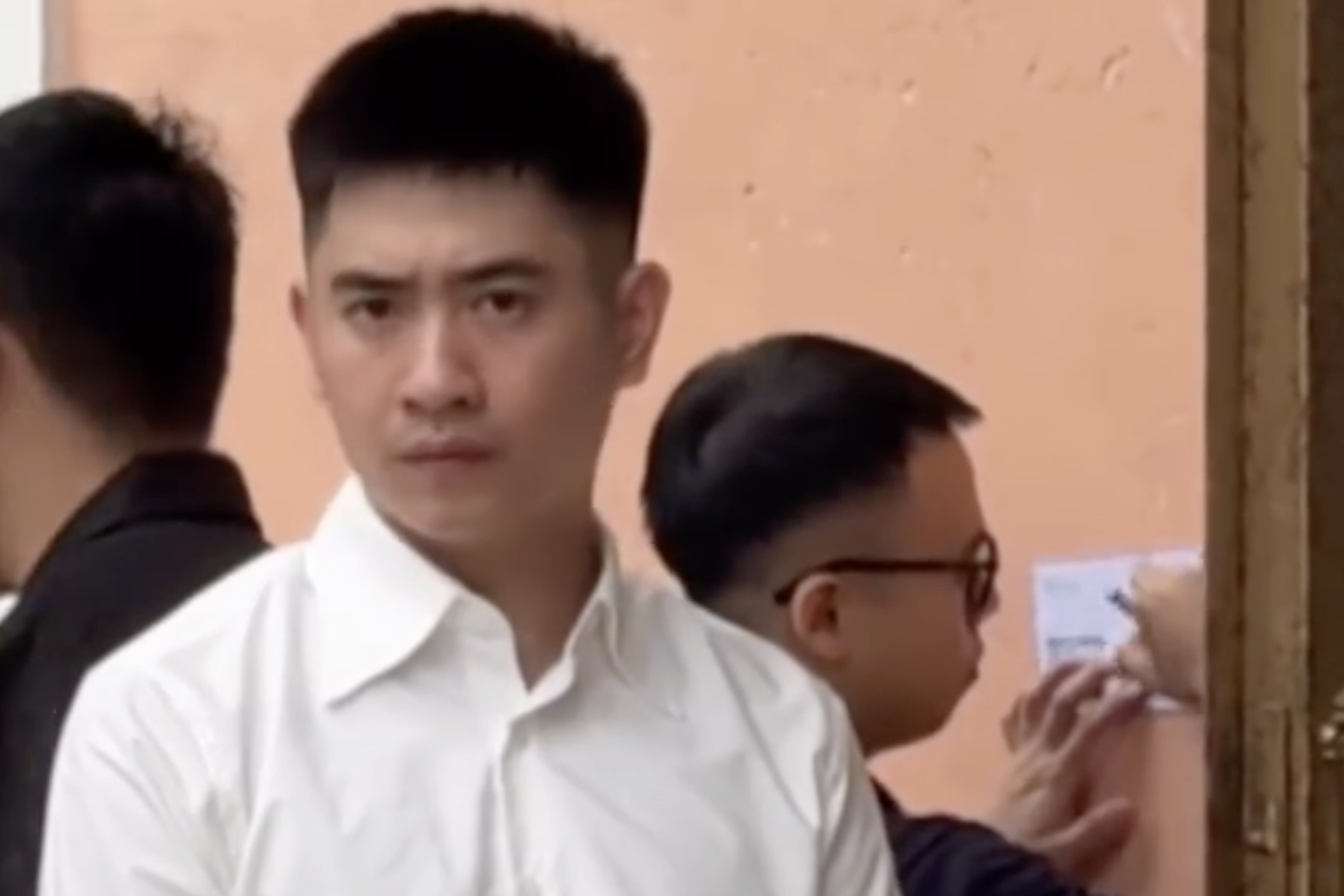 Anh mat 'do xet' cua chien si cong an o dam cuoi viral khap MXH hinh anh