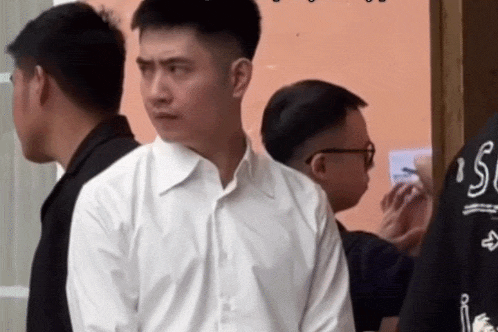 Chong cong an phu vo to chuc dam cuoi, anh mat 'soi khach' gay sot hinh anh