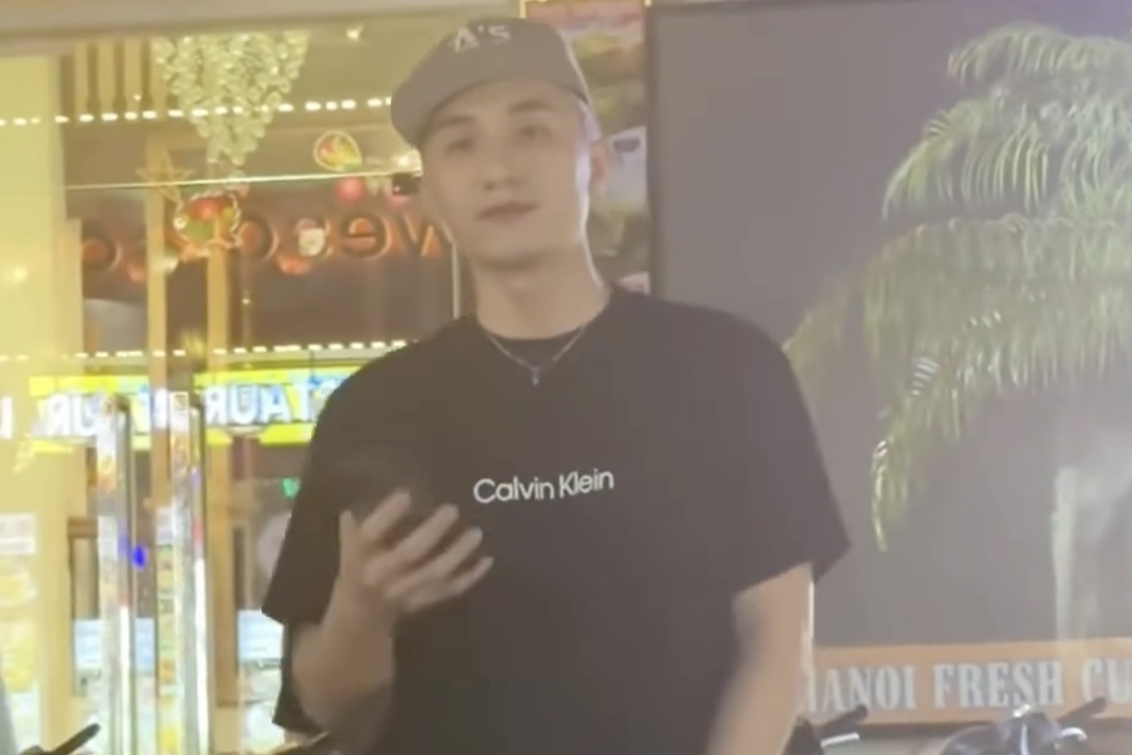 Clip chang trai qua duong giong Son Tung M-TP hinh anh