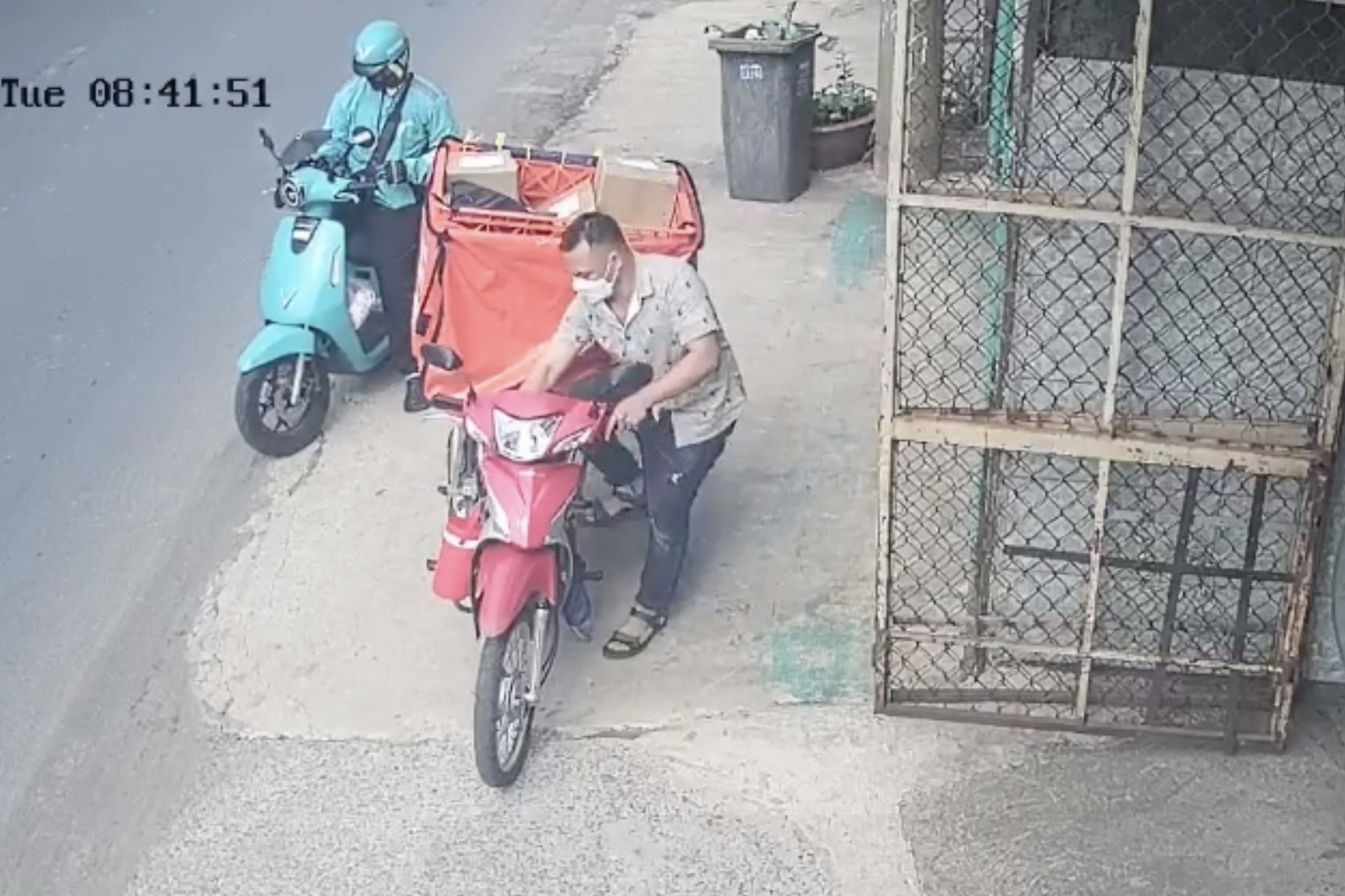 Clip nguoi dan ong trom xe giao hang trong tich tac gay phan no hinh anh