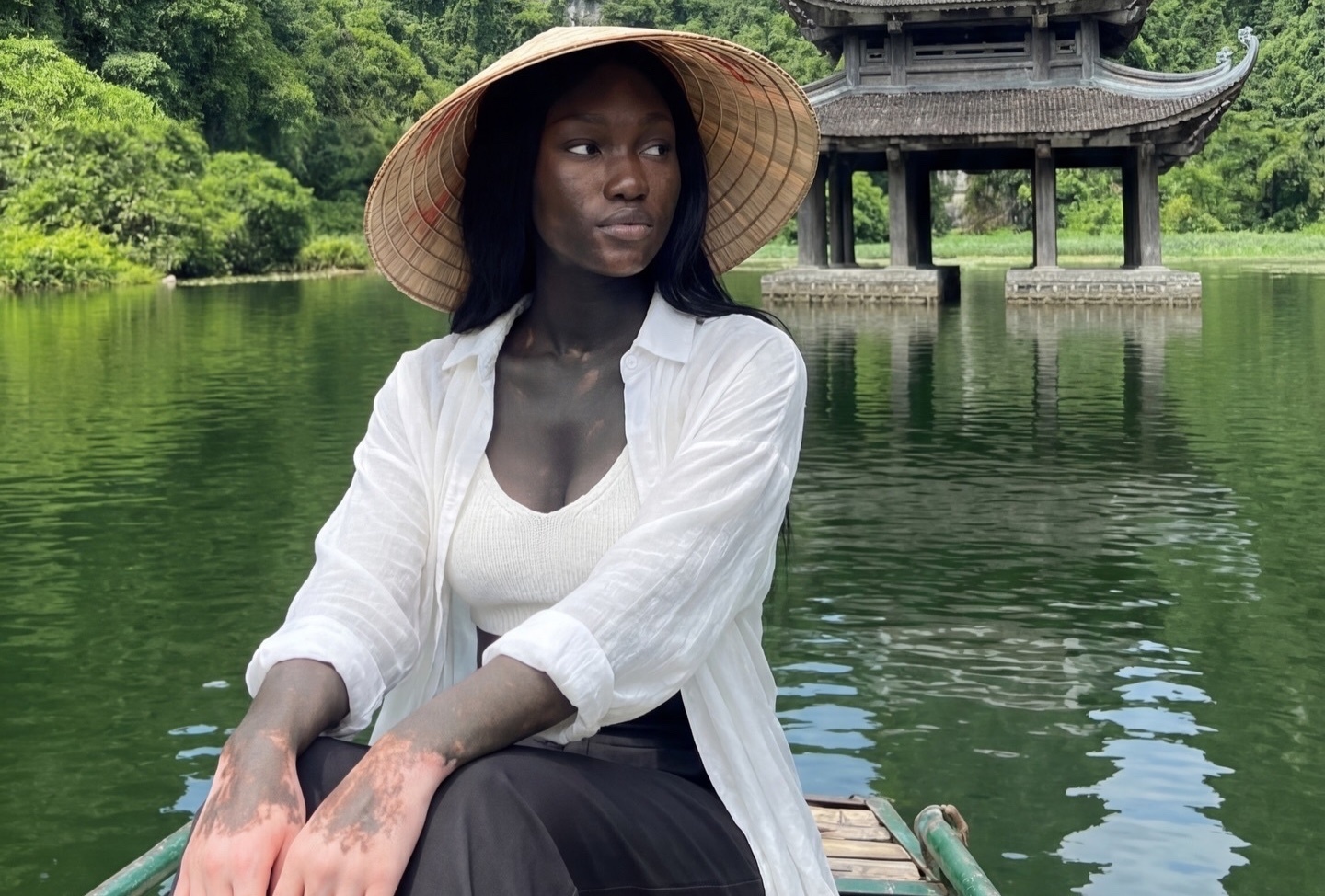 Su that ve 'hot girl bach bien' check-in Trang An gay sot hinh anh