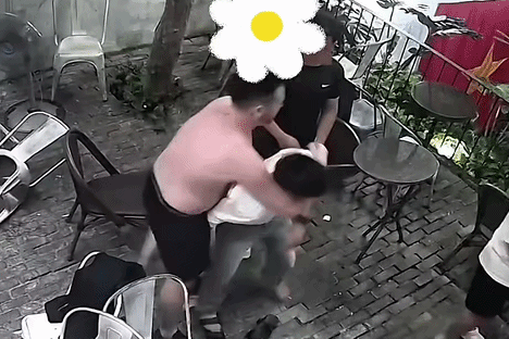 Tinh trang quan ca phe Da Nang bi khach Tay dap pha tanh banh hinh anh