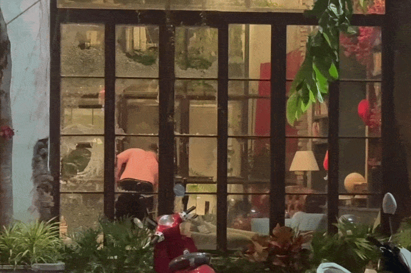 Quan ca phe Da Nang ke lai vu khach Tay dap pha tanh banh hinh anh
