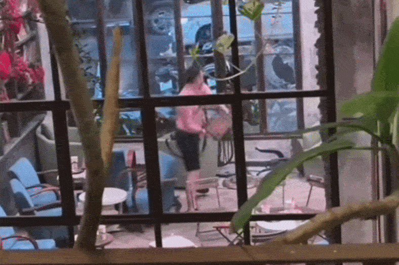 Xac minh vu khach Tay dap pha, kep co thanh nien o quan ca phe Da Nang hinh anh