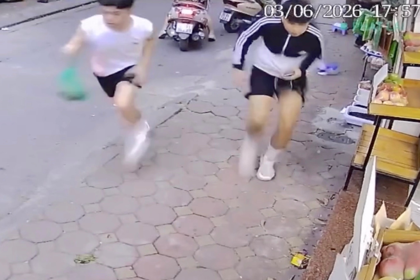 Khoanh khac sam set danh dung doang, dam dong hoang hot bo chay hinh anh