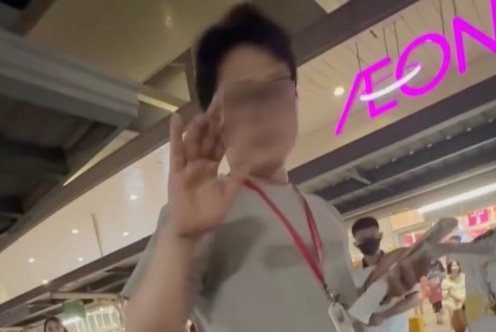 Aeon Mall Long Bien gap, xin loi khach bi nhan vien an ninh kham do hinh anh