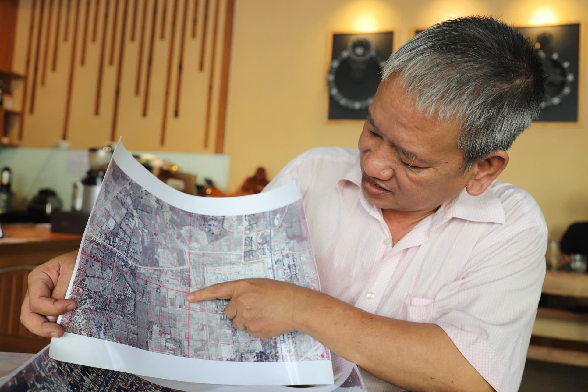 Nguoi dan ong 10 nam di tim ranh mo tap the o cong vien Le Thi Rieng hinh anh