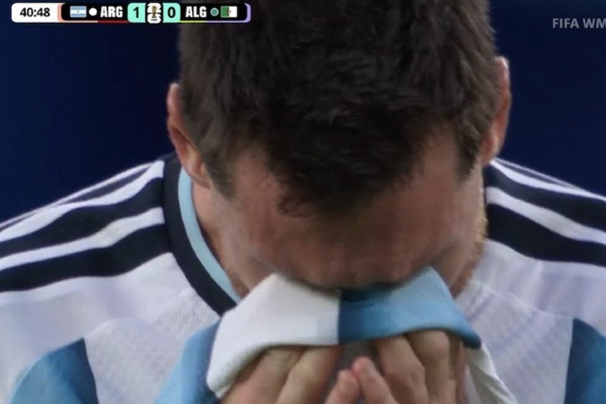 Messi bat khoc hinh anh