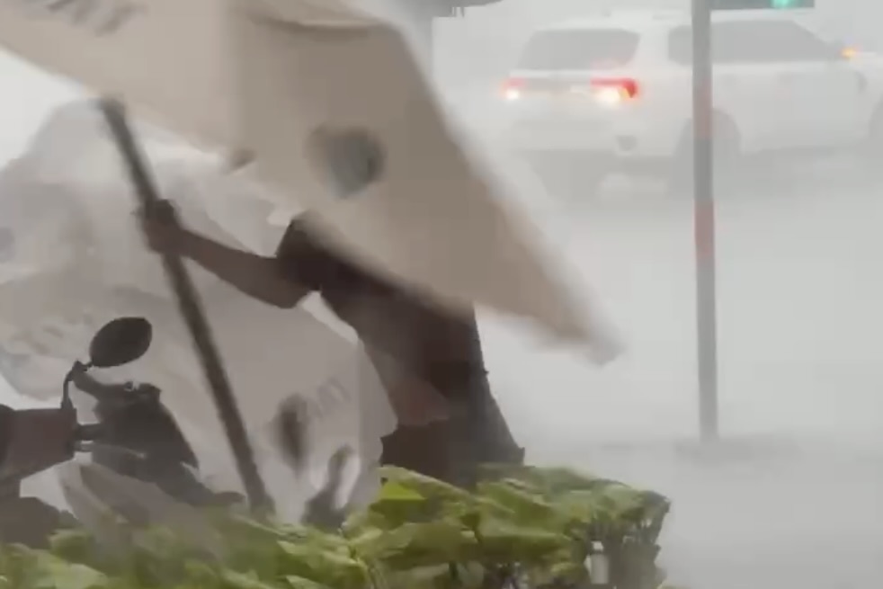 Khoanh khac nguoi dan ong bi gio manh quat nga o TP.HCM hinh anh