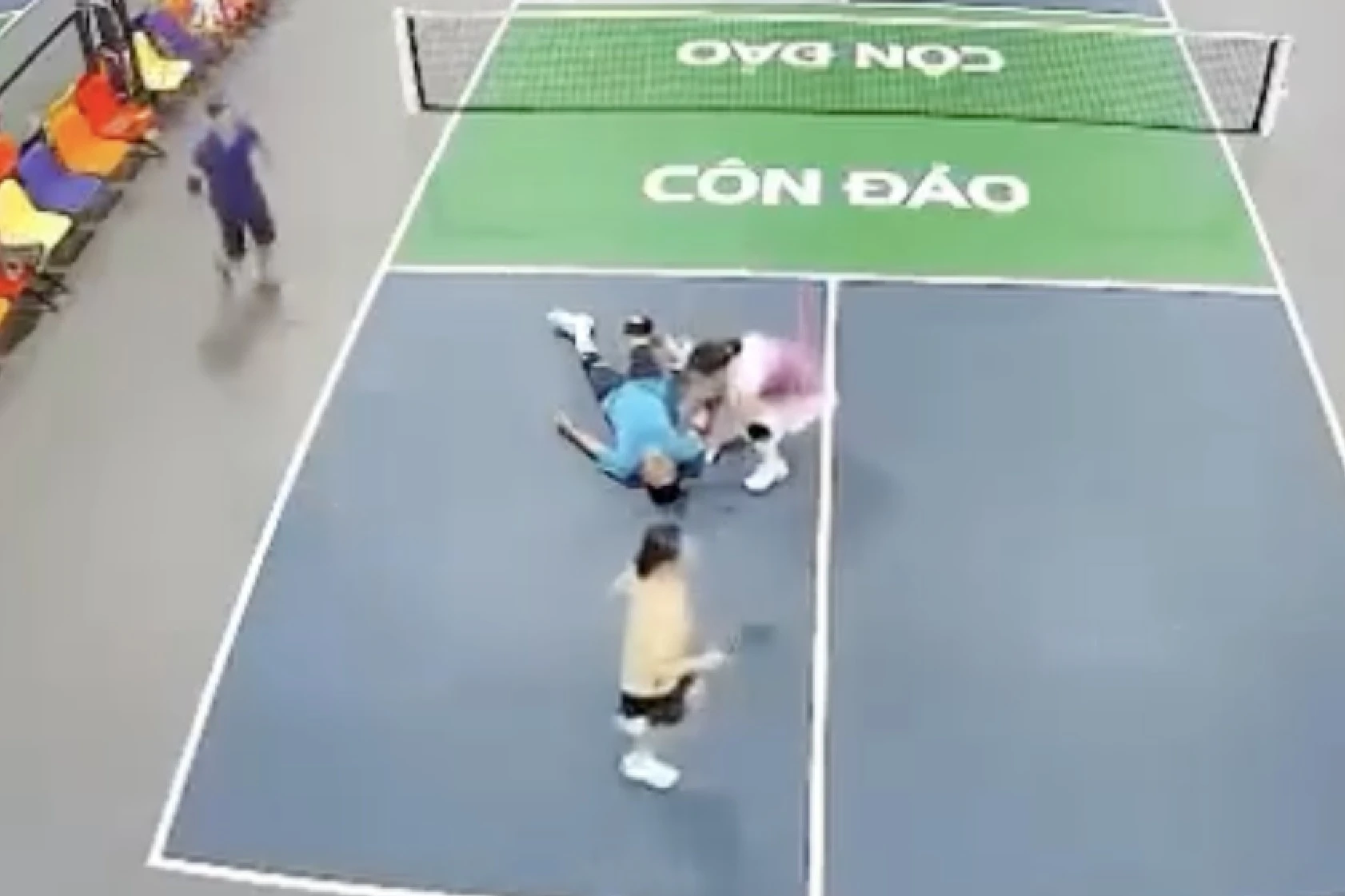 Khoanh khac nguoi dan ong TP.HCM bat ngo do guc khi choi pickleball hinh anh