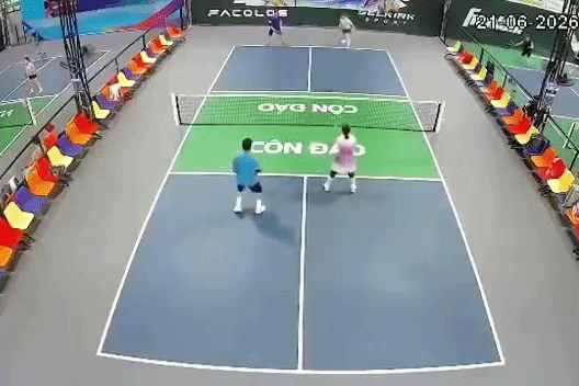 Giay phut nguoi dan ong dot tu truoc mat ban choi pickleball o TP.HCM hinh anh