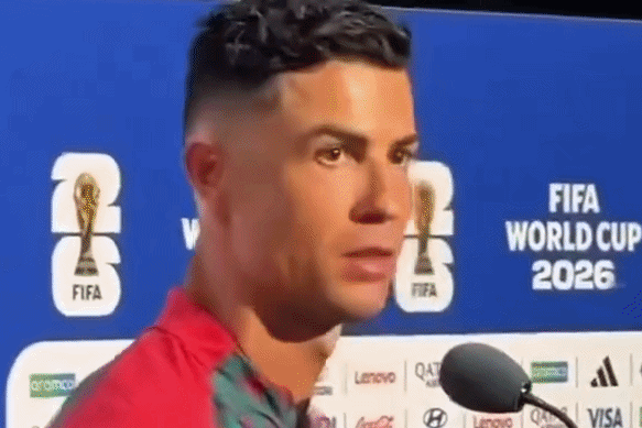 Clip Ronaldo buc boi khi bi hoi ve Messi sau tran thang dam hinh anh