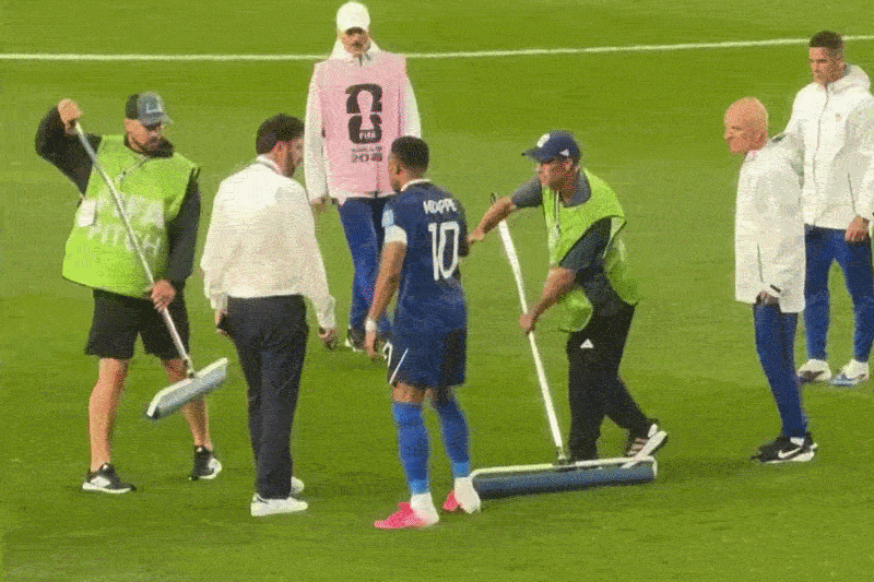 Mbappe tat bat 'chi dao' nhan vien SVD lau san gay cuoi hinh anh