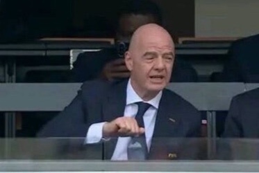 Chu tich FIFA 'phan than' xem 2 tran World Cup cung gio hinh anh