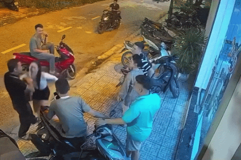 Cong an vao cuoc vu co gai bi nguoi dan ong tat truoc quan karaoke hinh anh