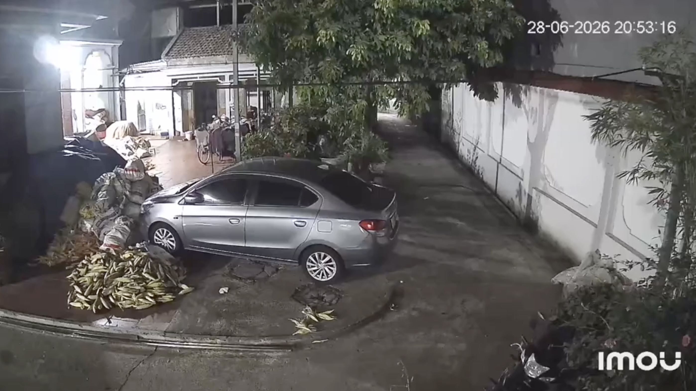 Clip tieng set xe troi, nguoi dan giat minh lao ra ngoai hinh anh