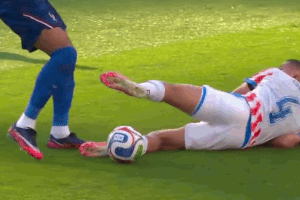 Hai tinh huong cau thu Paraguay 'dau vo' voi Mbappe hinh anh