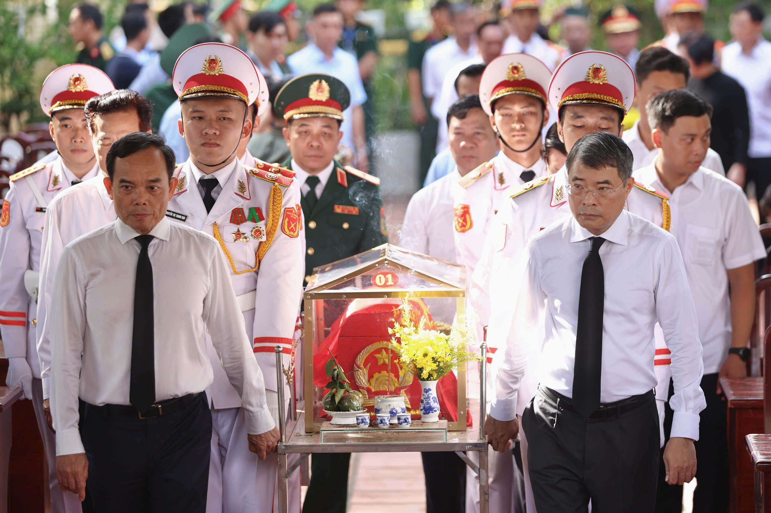 Thu tuong Le Minh Hung: Bang moi gia dua cac Anh hung liet si tro ve hinh anh