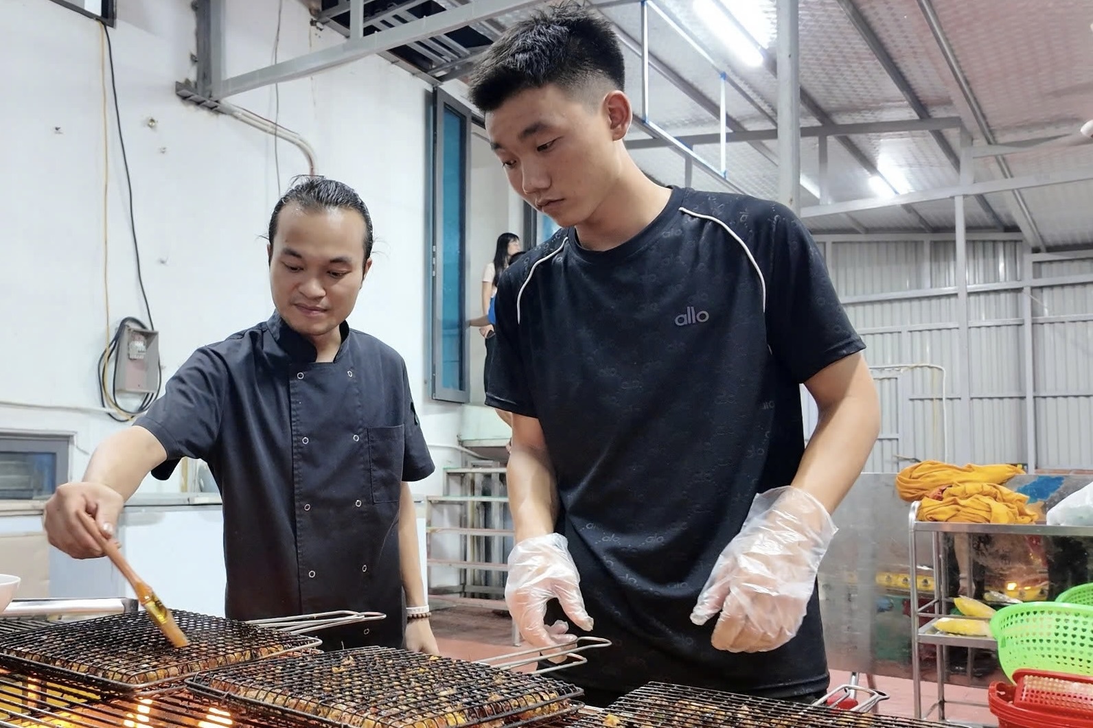 Chu khach san Quang Ninh mo heo, dai com 50 nguoi mac ket bao Maysak hinh anh