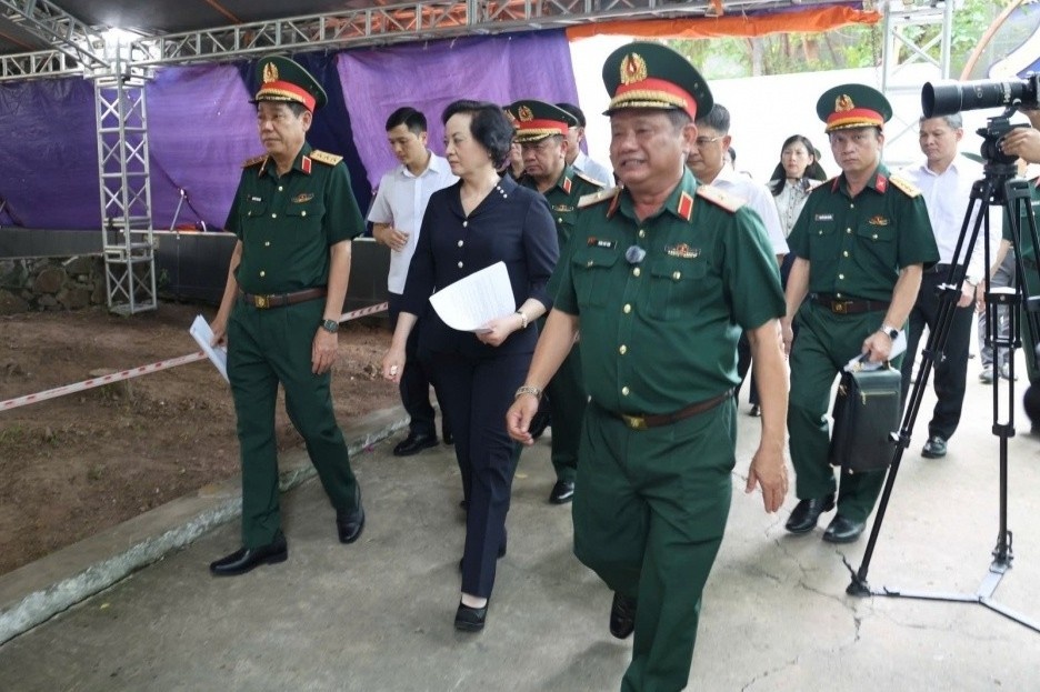 Pho Thu tuong kiem tra viec tim kiem hai cot liet si o CV Le Thi Rieng hinh anh