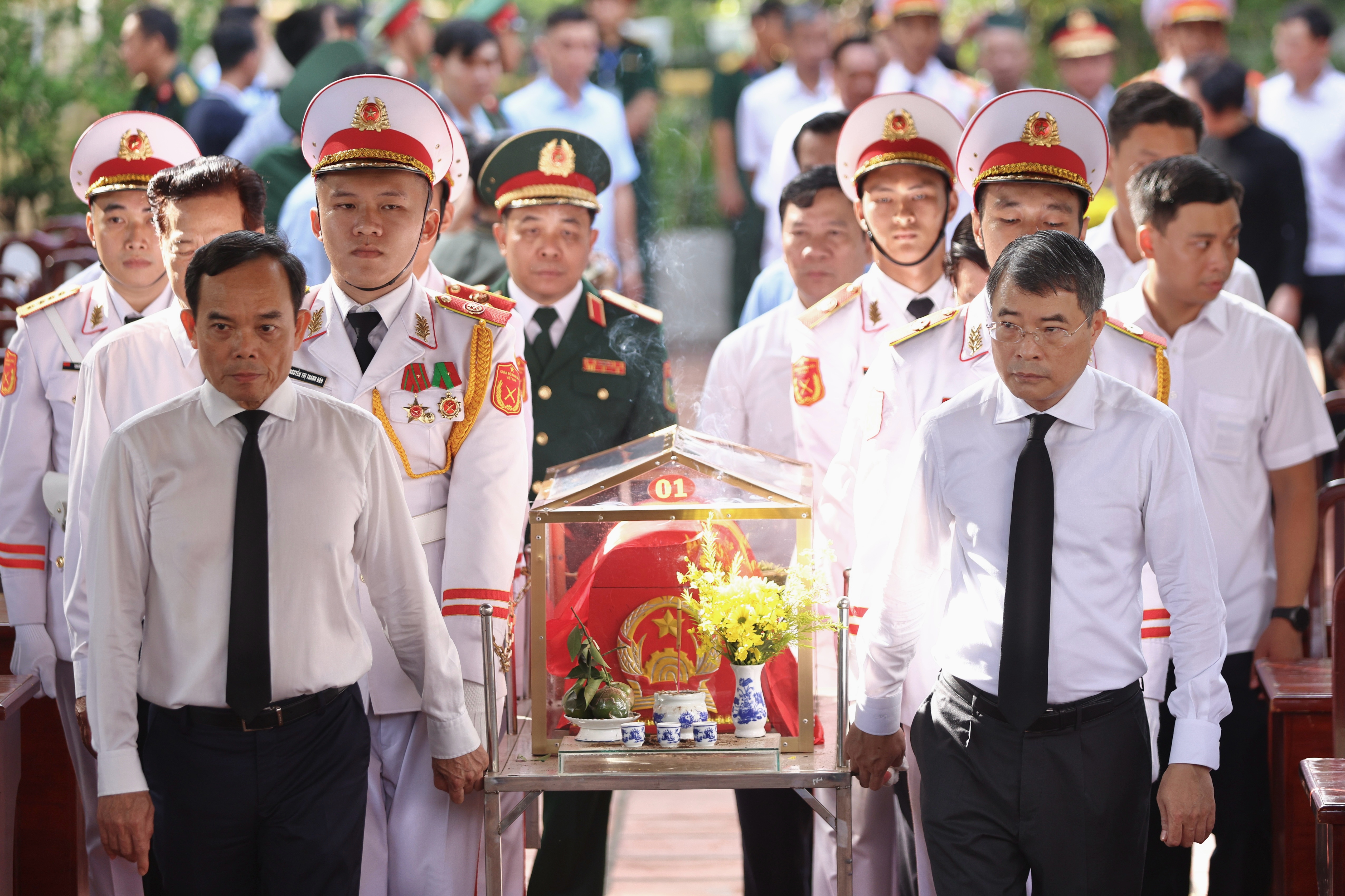 Thu tuong Le Minh Hung: Bang moi gia dua cac Anh hung liet si tro ve hinh anh