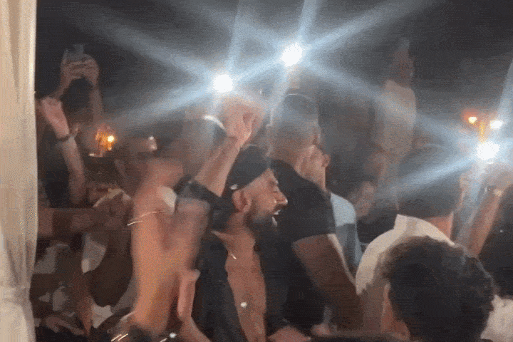 Salah ăn mừng sau World Cup gây bàn tán